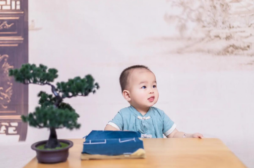 河池五个月宝宝可以站吗 河池五个月宝宝可以站吗